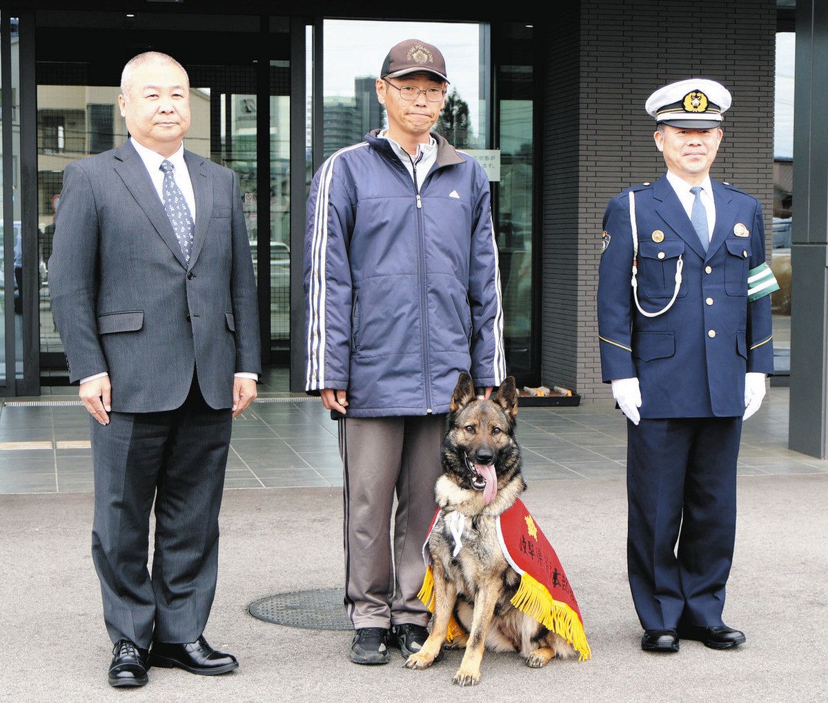 嘱託を受けた真鍋さん（中）とキキ＝多治見署で
