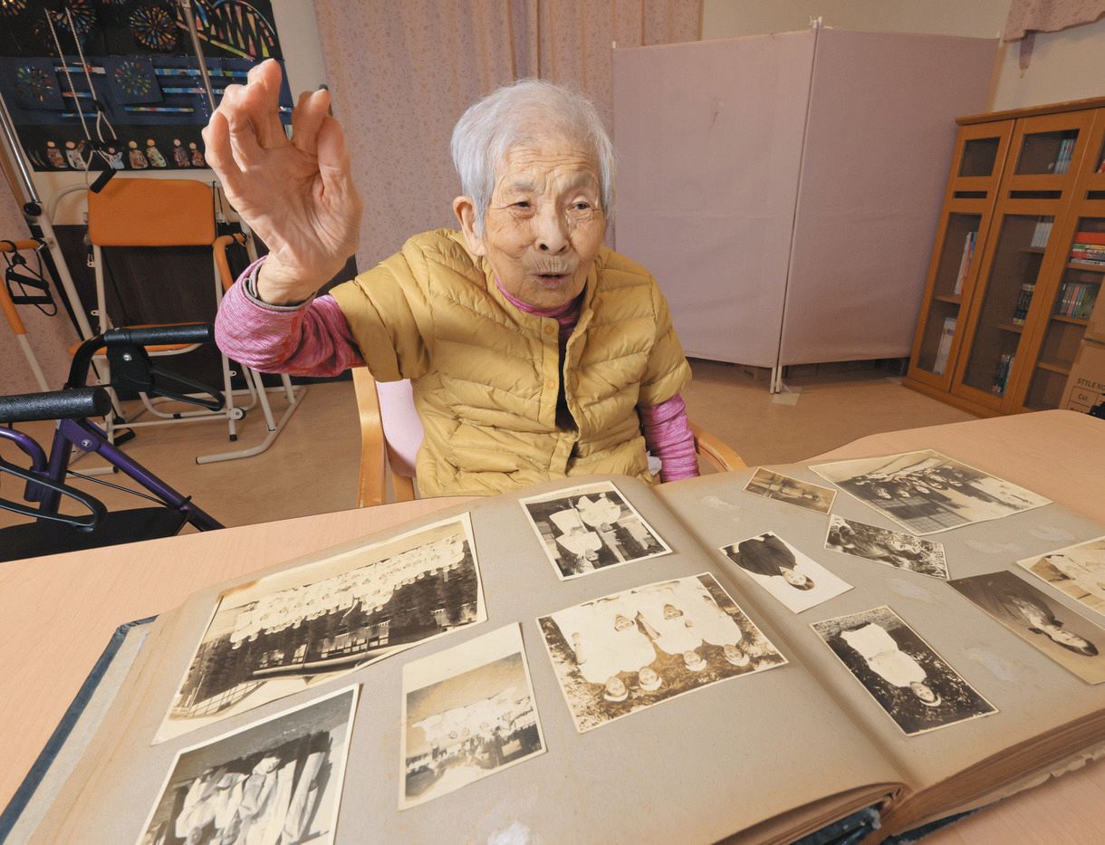 【中古】 介護保険を動かす女たち お役所には任せられない！/小学館/中村聡樹 勝てる見込みはなかった」無策が生んだ屍の道 102歳女性が初めて語る