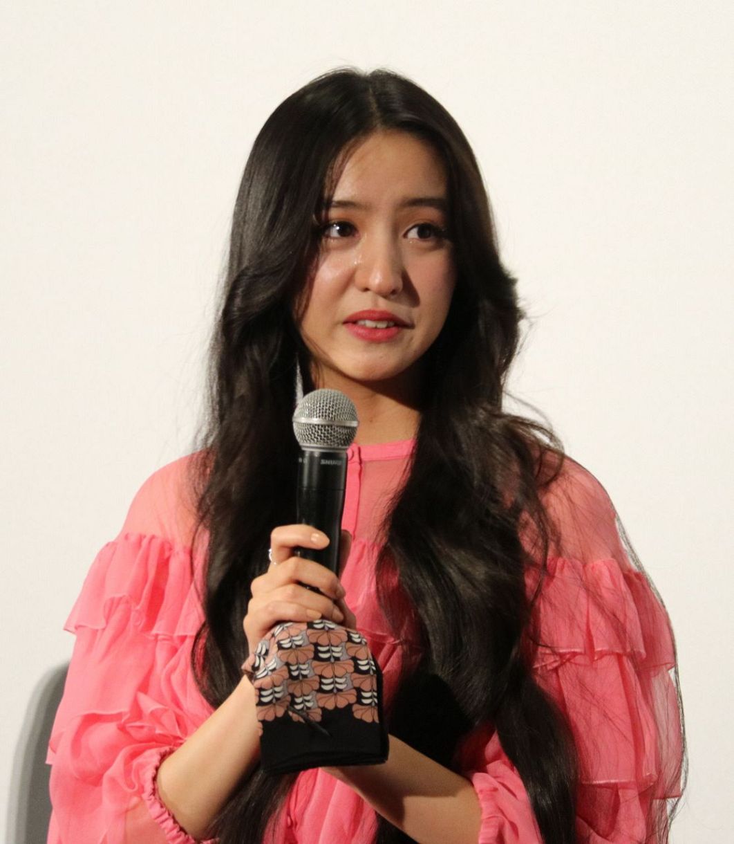 舞台上で涙を見せるKōki，