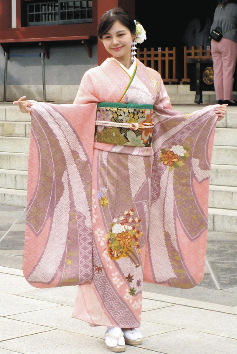 元NGT48本間日陽、故郷・村上市名産の鮭を思わせるサーモンピンク