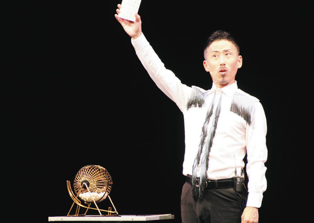 華やかなパフォーマンスで会場を盛り上げた小林さん＝可児市文化創造センターで 