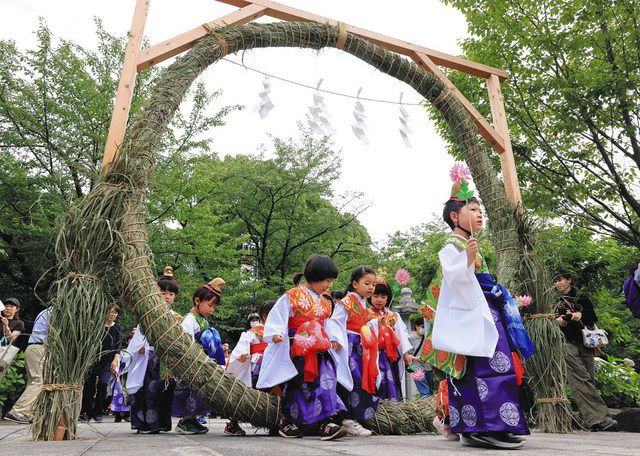 乗り切ろう、名古屋の夏 県護国神社で「夏越の大祓」神事:中日新聞Web