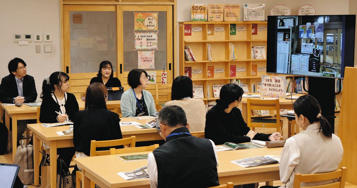取り組みを共有し合う参加者ら＝多治見市小泉小学校で
