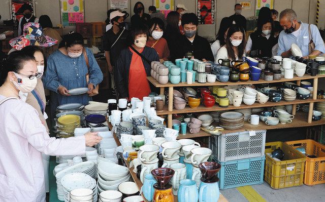 酒器や皿 手に取り品定め たじみ陶器まつり始まる 中日新聞web 酒器や皿 手に取り品定め たじみ陶器まつり始まる 中日新聞web