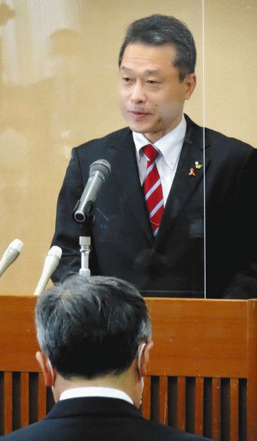 職員を前に新年の抱負を述べる一見知事＝県庁で 