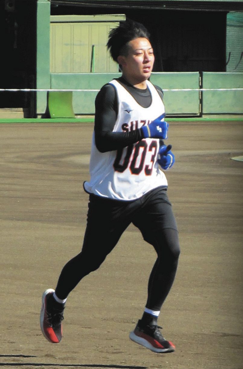 1500メートル走でトップを快走する巨人・鈴木大和
