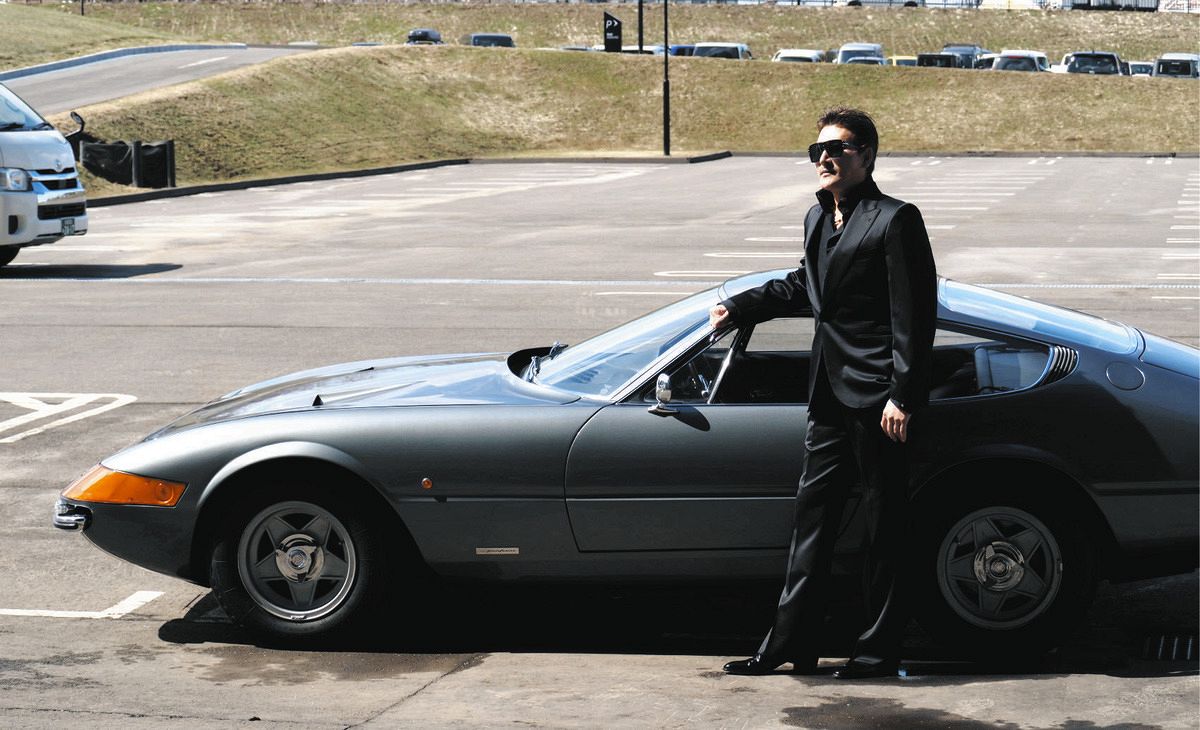 新庄 ◇新庄監督、2億5000万円「フェラーリ・デイトナ」で球場入り【写真