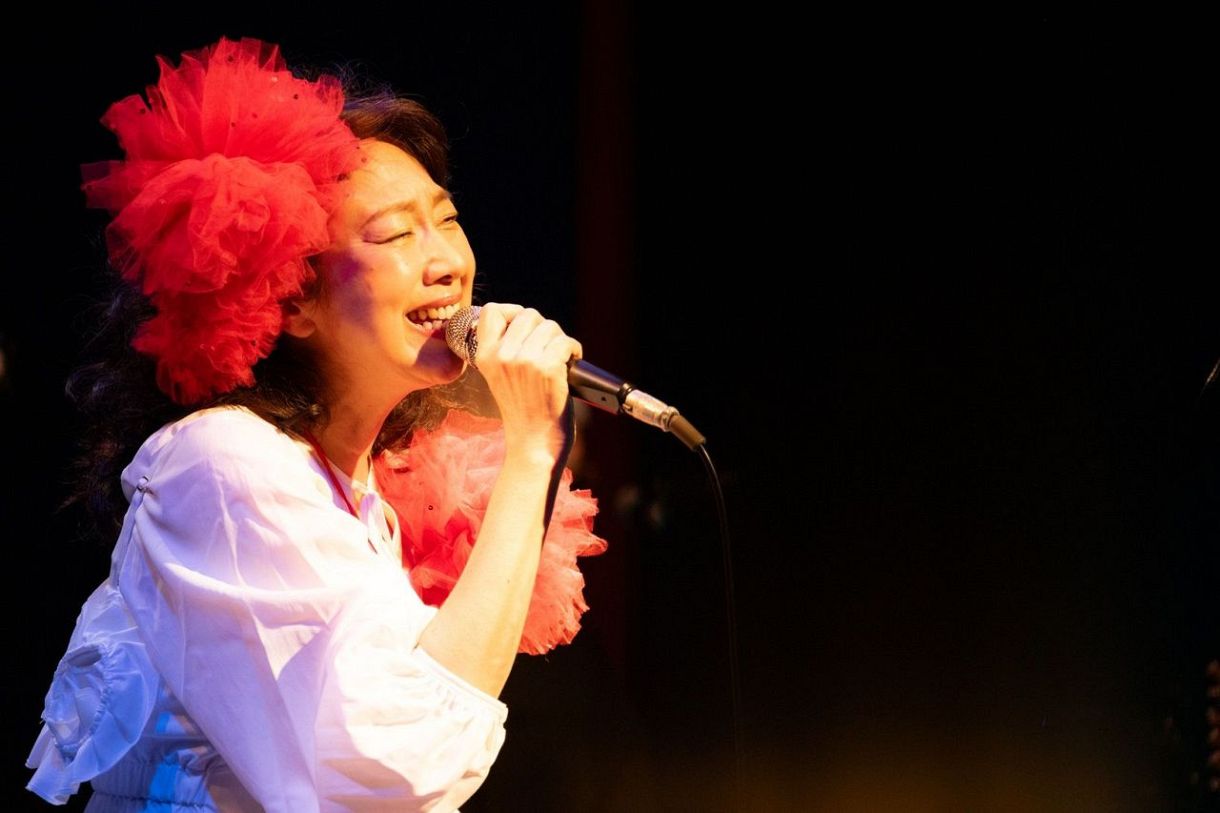 宇都美慶子、デビュー35周年記念ライブで新曲「顔の見えない社会の中で