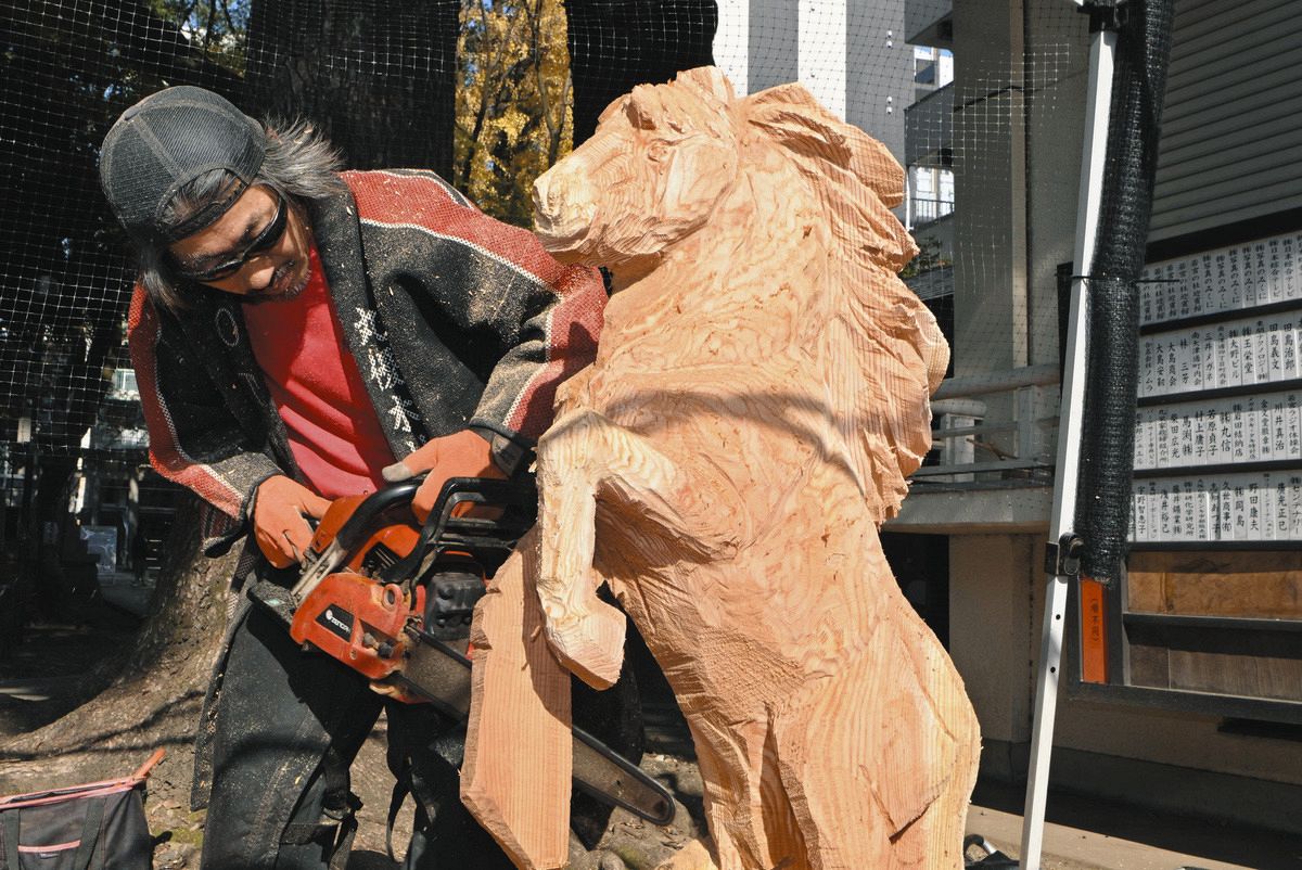 跳ね上がる景気へ、ウマくいく年に 名古屋市の若宮八幡社で