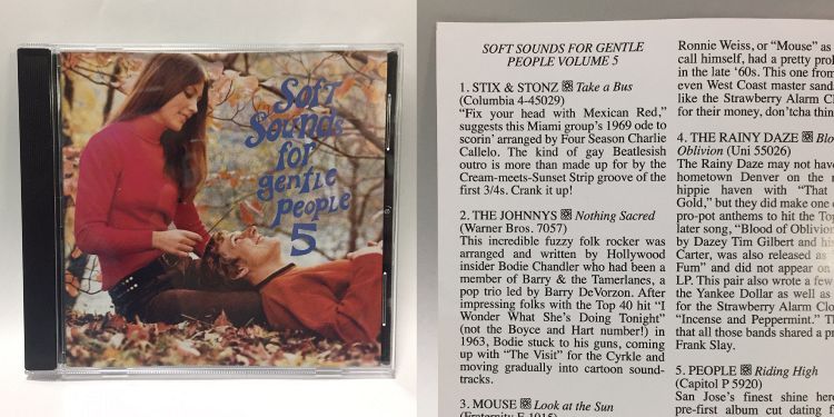 【左】ジャニーズの「ナッシング・セイクレッド」が収録されたコンピレーションCDのジャケット【右】CDの解説文に、日本のグループという説明はない