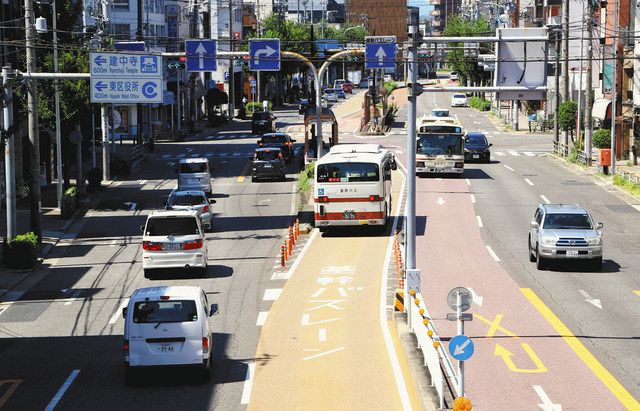 絶えないバスレーン事故 名古屋 東区 全国唯一の道路中央走る方式 中日新聞web