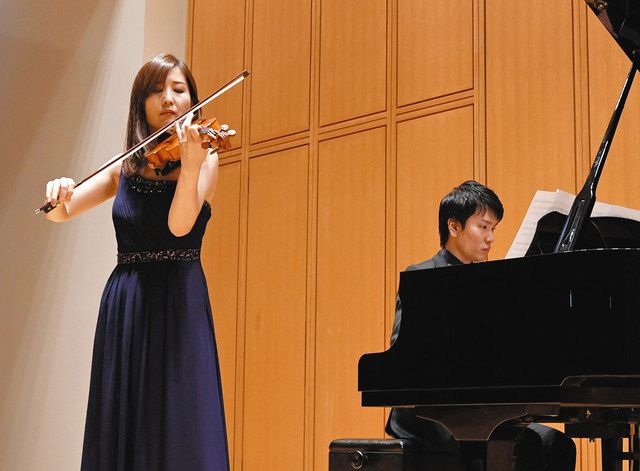 展覧会のように構成した楽曲を披露する演奏者＝岐阜市宇佐の県図書館で