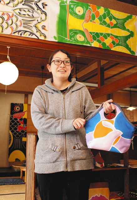 尾張まち物語＞ 岩倉・いいかふぇ（3）手染めこいのぼりを置く職人