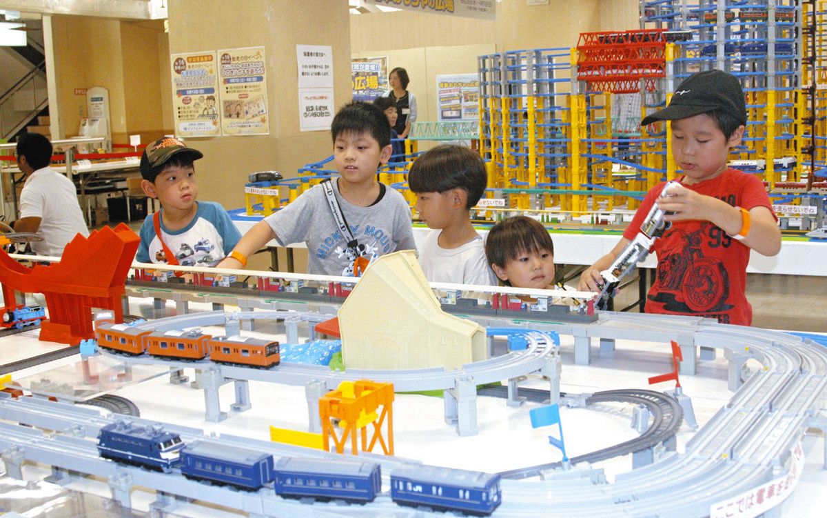 おもちゃの電車を走らせ、楽しむ子どもたち＝津市東丸之内の津松菱で
