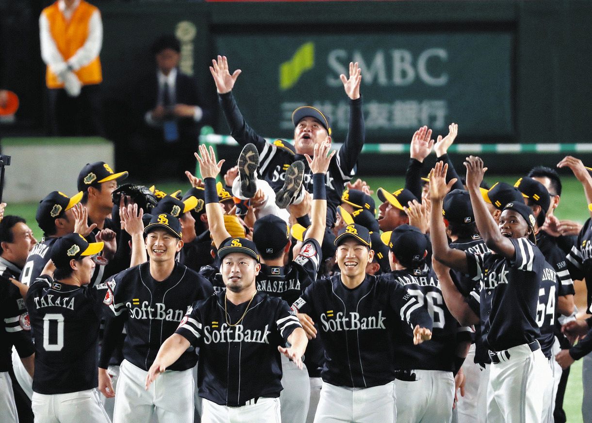 日本シリーズ3連覇を果たし胴上げされるソフトバンク・工藤監督