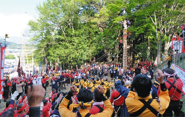 八本の建御柱を建立 諏訪大社御柱祭・上社里曳き最終日：中日新聞Web