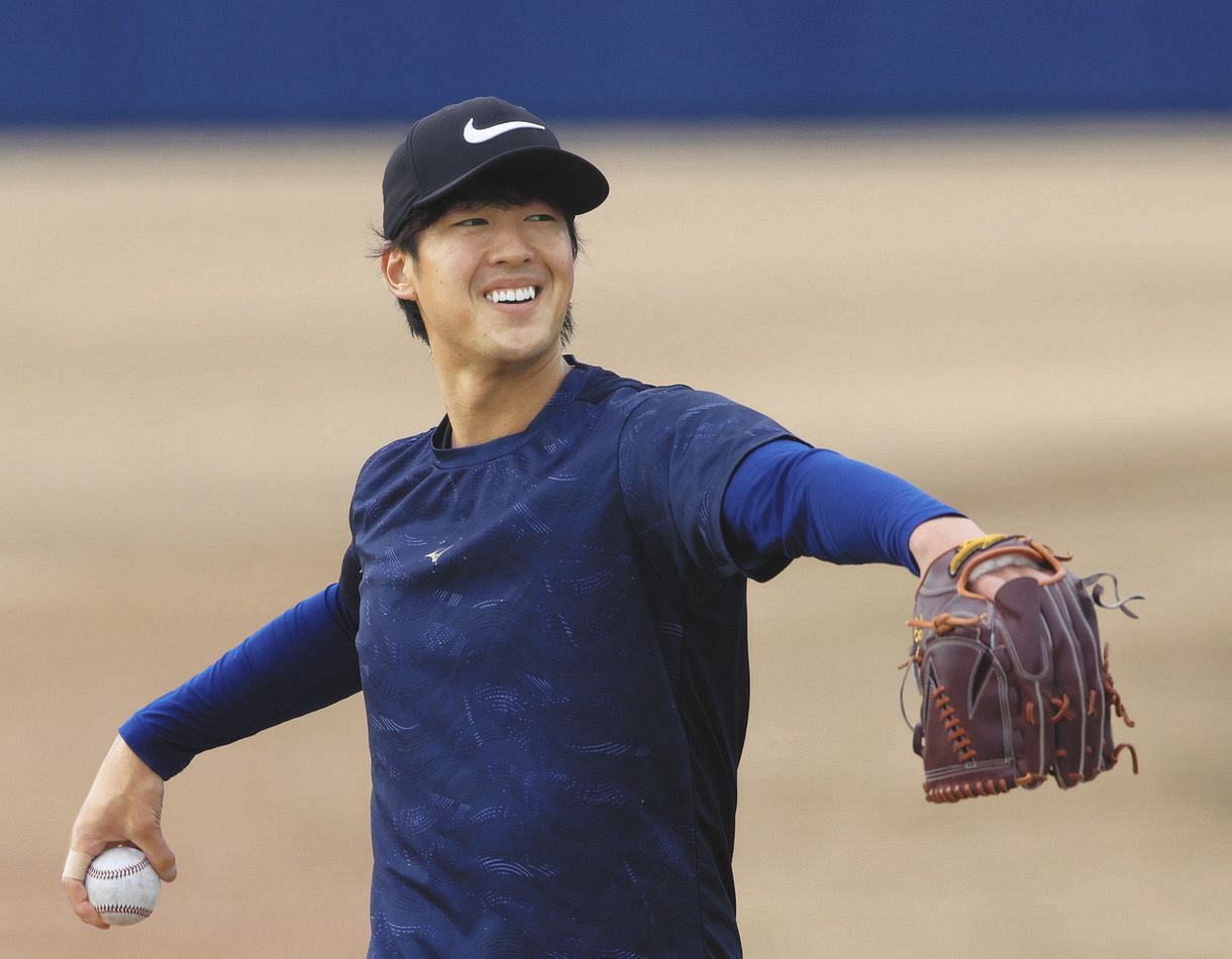 キャッチボールする梅津