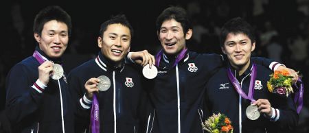 ロンドン五輪の男子フルーレ団体で銀メダルを獲得し笑顔を見せる三宅諒（右から2人目）＝2012年