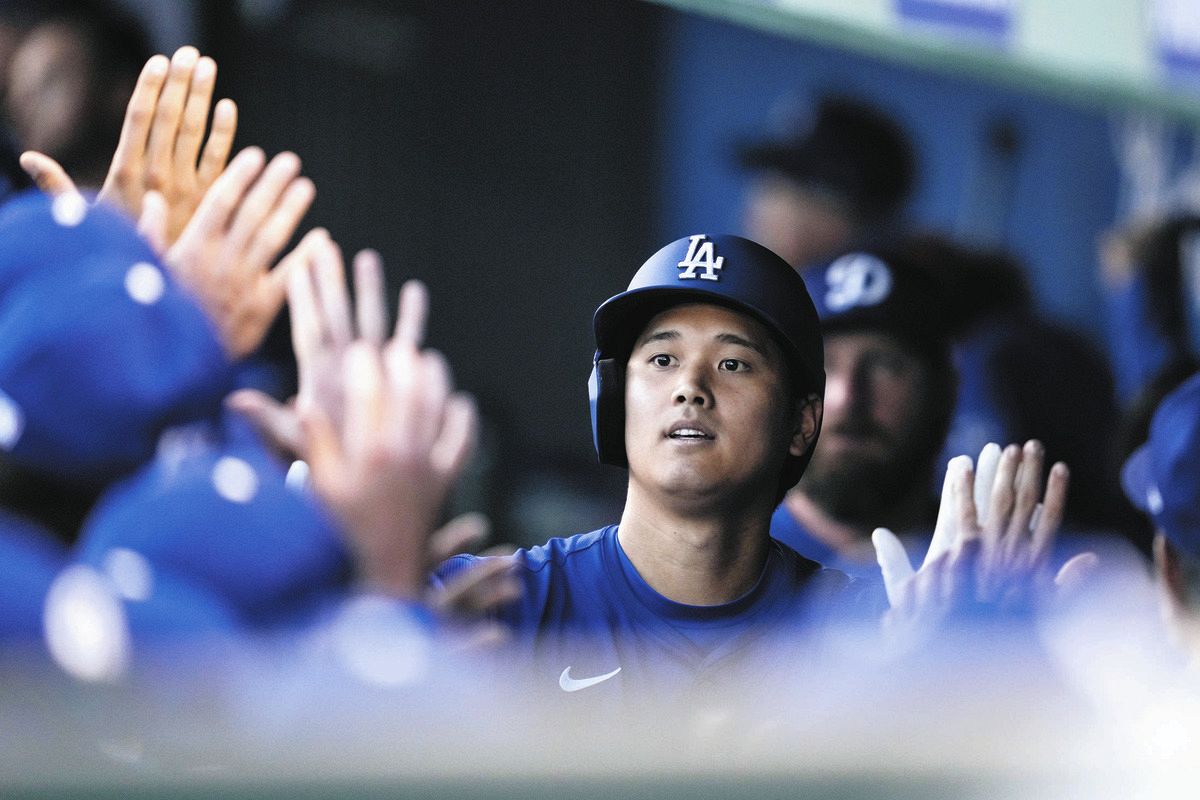 オープン戦の１回、本塁打を放ち、ナインに迎えられるドジャース・大谷（AP）