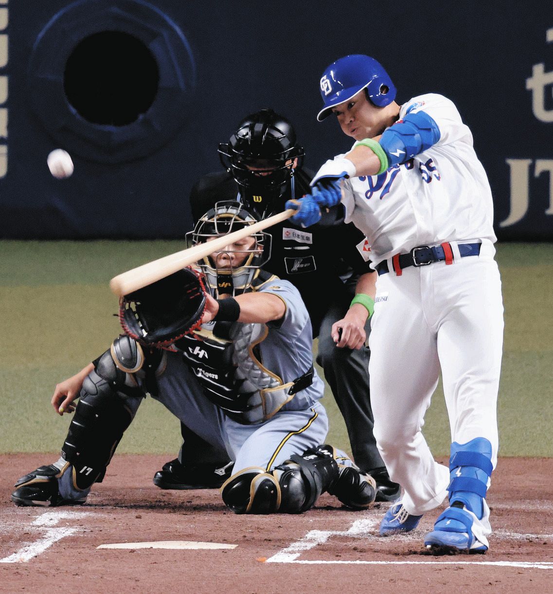 １回裏無死一、二塁、細川が右中間に逆転３ランを放つ