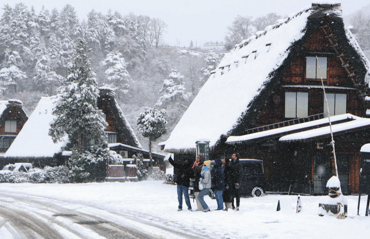 合掌造りが雪化粧 白川村で初積雪、観光客楽しませる：中日新聞Web