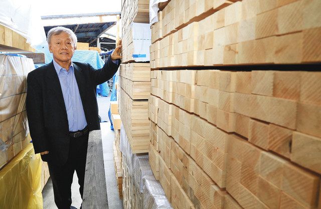 ウッドショックで注目が集まる住宅用の国産材製品を示す吉田さん＝岐南町のヤマガタヤ産業で 