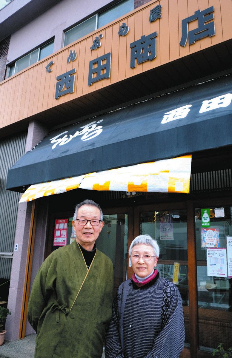 50年以上天ぷら店を切り盛りしてきた西田明さん（左）と朝美さん夫婦＝伊勢市宮後で 