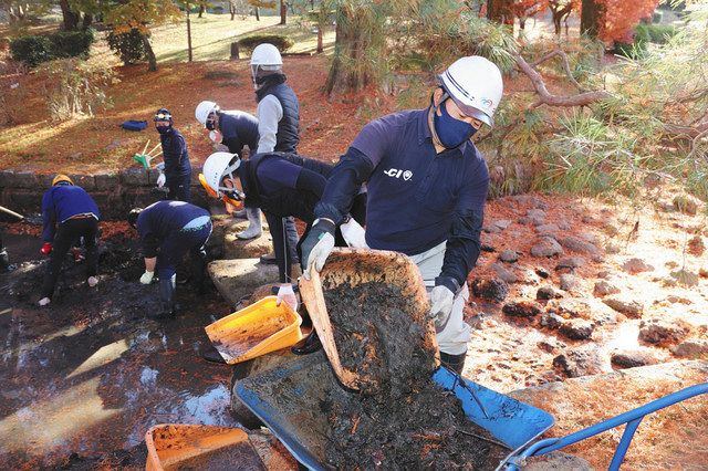 前平公園で池の泥出しや花植樹 美濃加茂JCが地域貢献活動:中日新聞Web