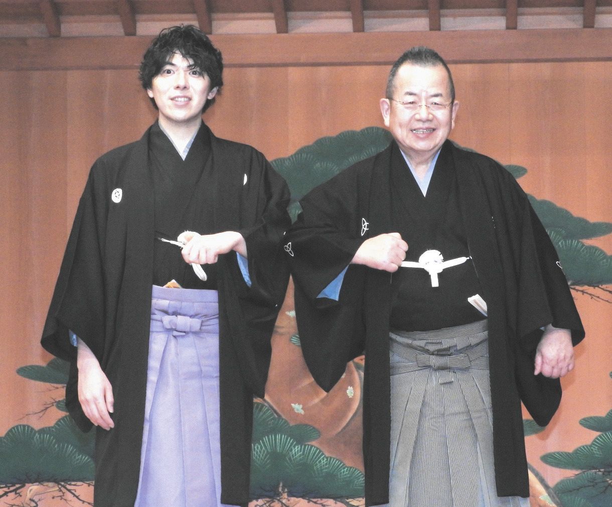 笑顔で撮影に応じる桂文珍(右)と野村太一郎