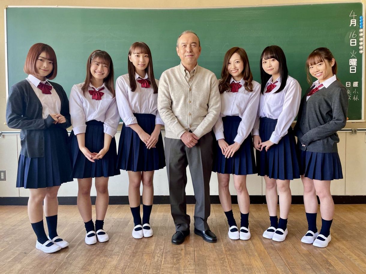 転校少女 螢雪次朗 異色のコラボ アイドルグループといぶし銀俳優で意気投合 新曲 春めく坂道 Mv 中日スポーツ 東京中日スポーツ