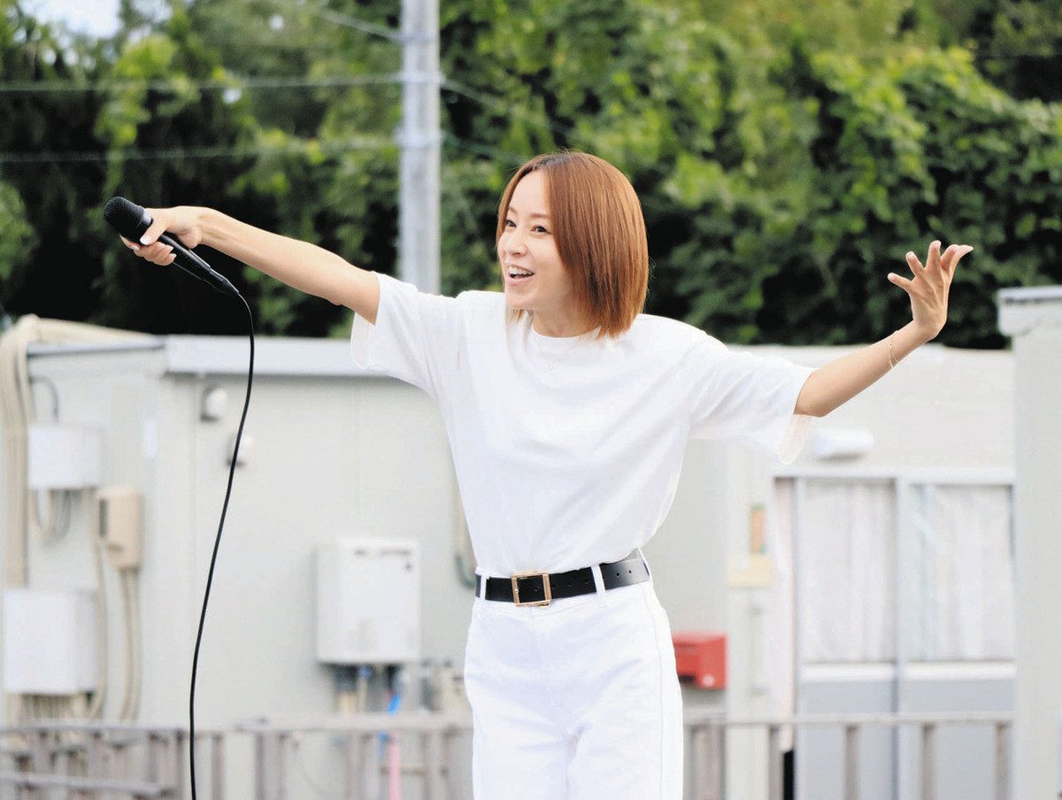 仮設団地で歌声はつらつ 穴水に鈴木亜美さん：北陸中日新聞Web