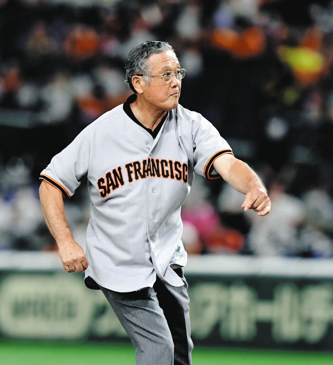 巨人】野球伝来150周年記念で村上雅則さんが始球式「投げる姿をみて