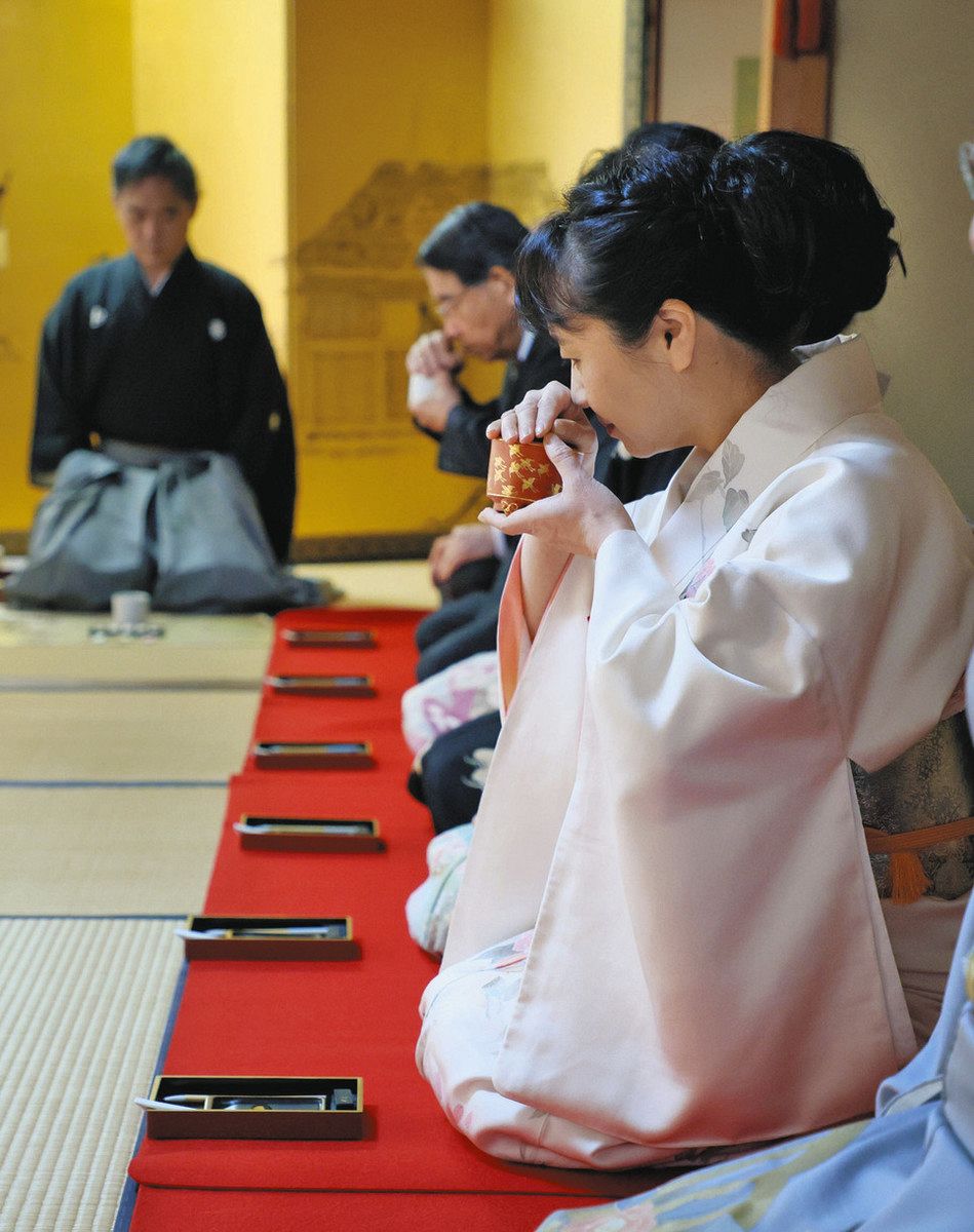 心落ち着く香りの世界 名古屋で香道の家元・志野流の「聞香始」：中日