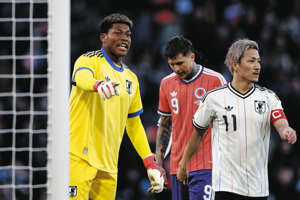 骨折した左手で救った！復帰のGK鈴木彩艶がビッグセーブ、試合勘不足は