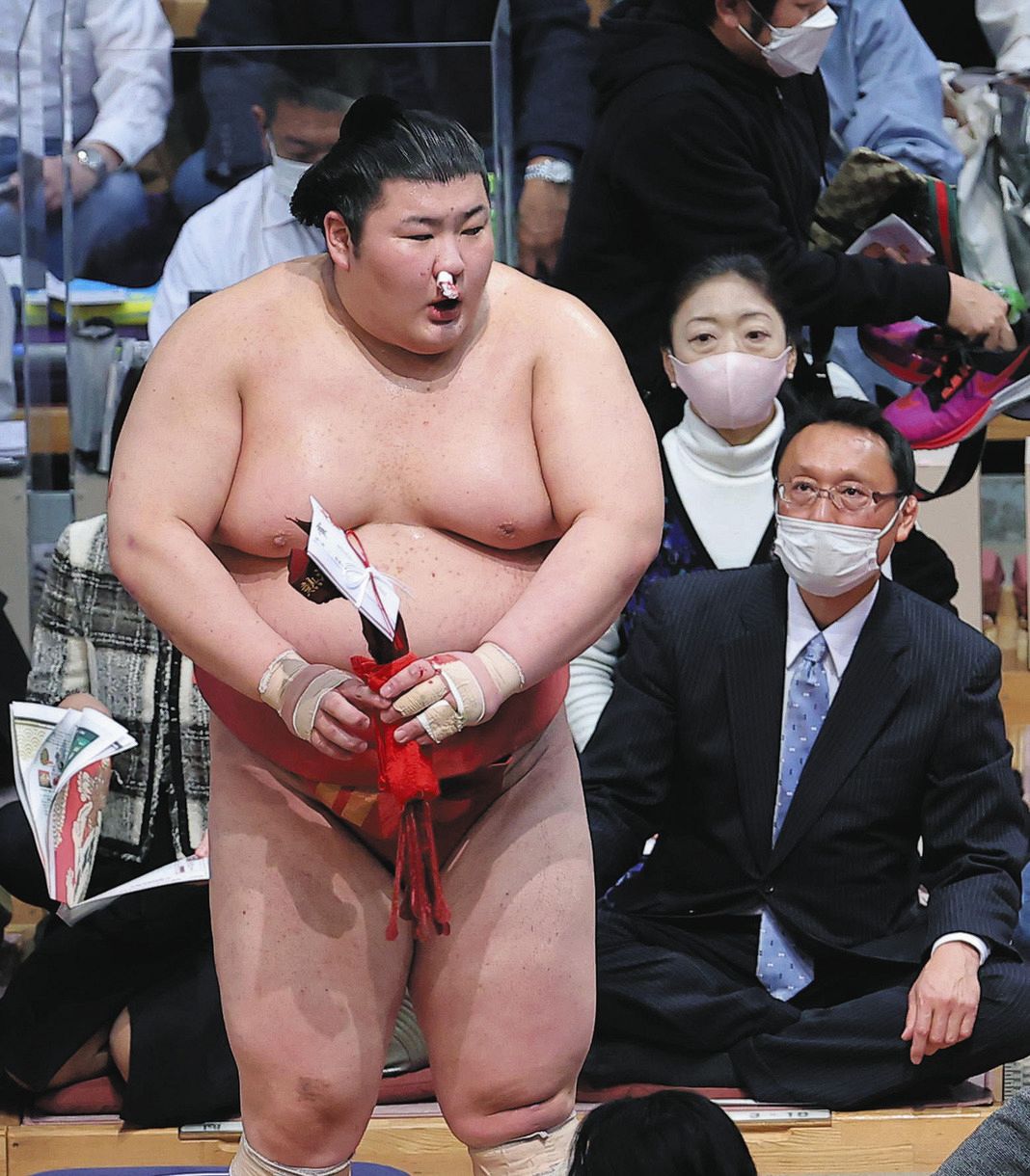 新入幕・熱海富士が初白星 鼻血出すも攻め続ける 初懸賞に喜び「まずは