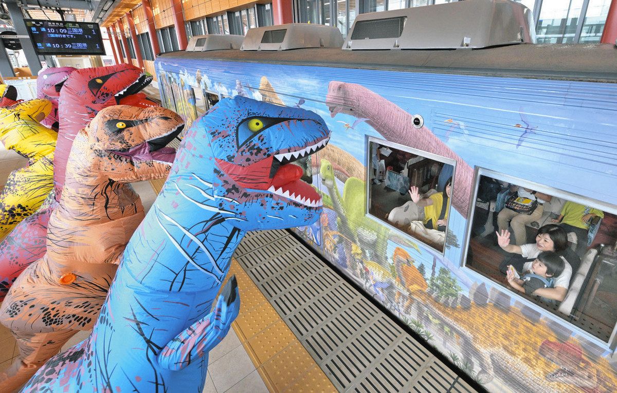恐竜列車」1周年でティラノもお見送り えちぜん鉄道、往路乗車率は9