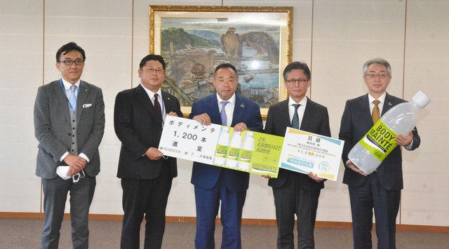 県にスポーツドリンク１２００本寄贈 大塚製薬と明治安田生命 中日新聞web