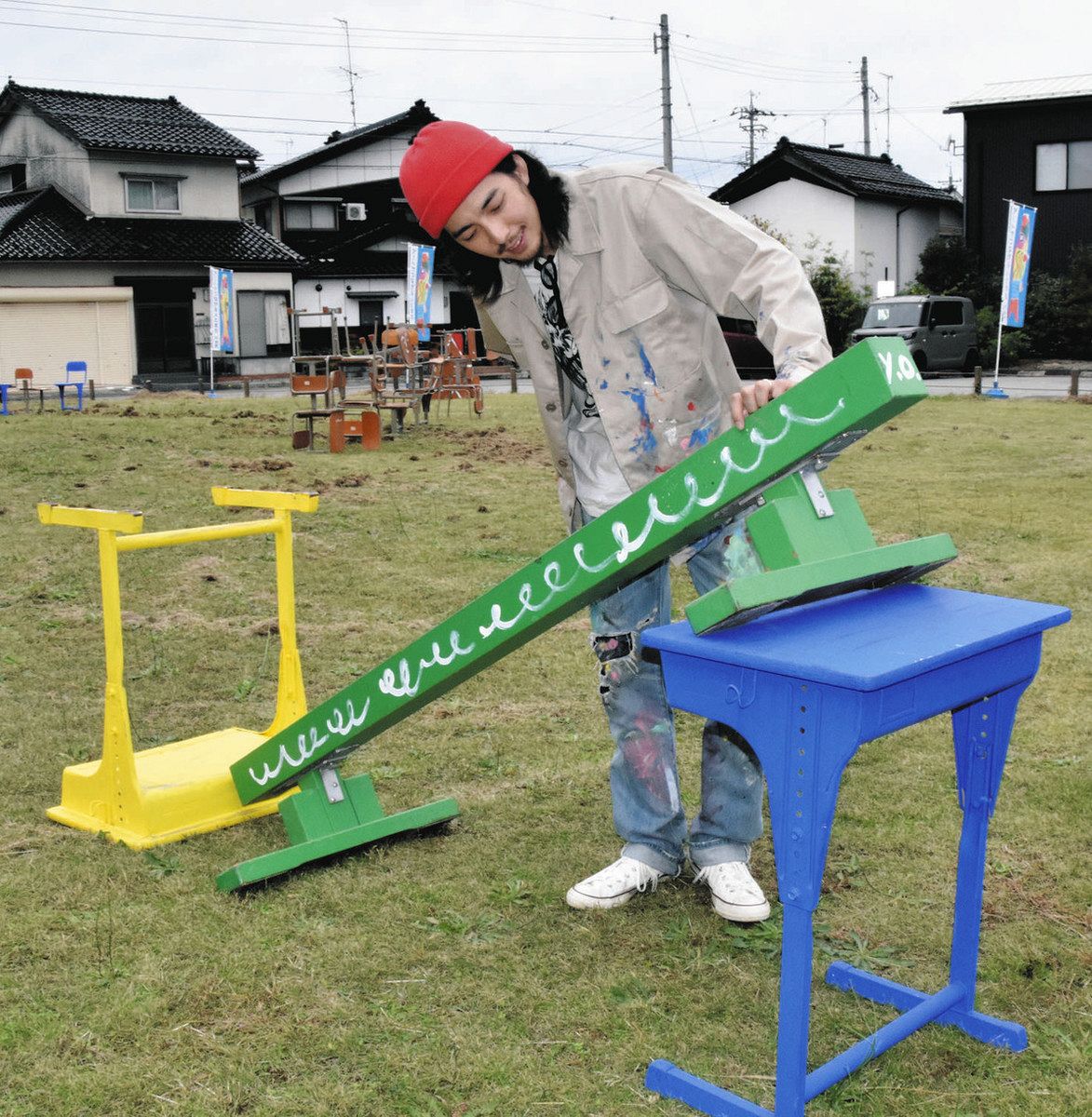 廃校の机、平均台が作品に 町出身の画家・大森さん制作：北陸中日新聞Web