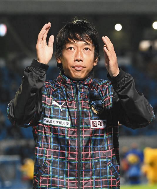 2020年10月18日の試合後、サポーターにあいさつする川崎の中村憲剛