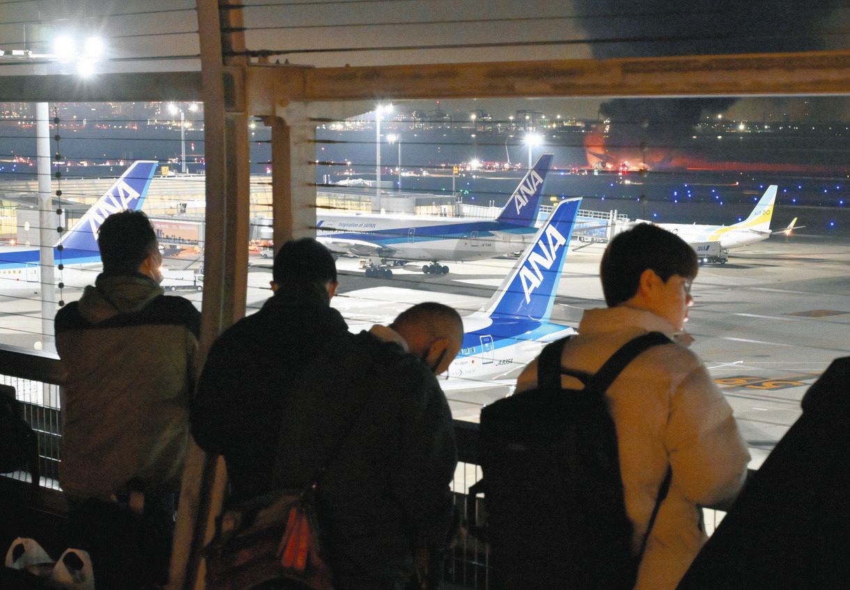Máy bay Japan Airlines bốc cháy tại sân bay Tokyo sau va chạm.