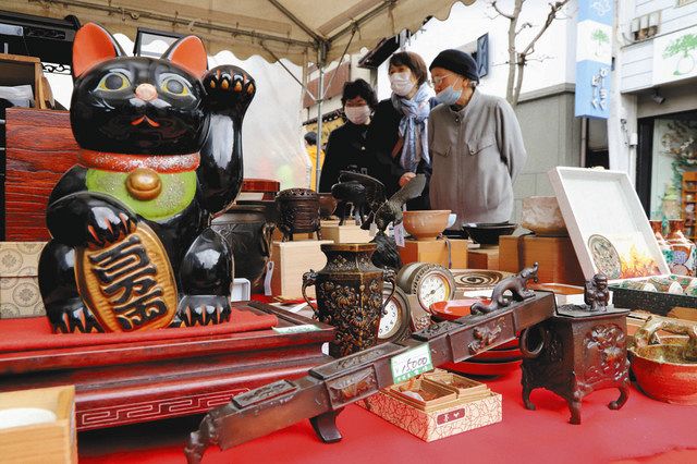高山で骨董市始まる 2年ぶりの開催：中日新聞Web