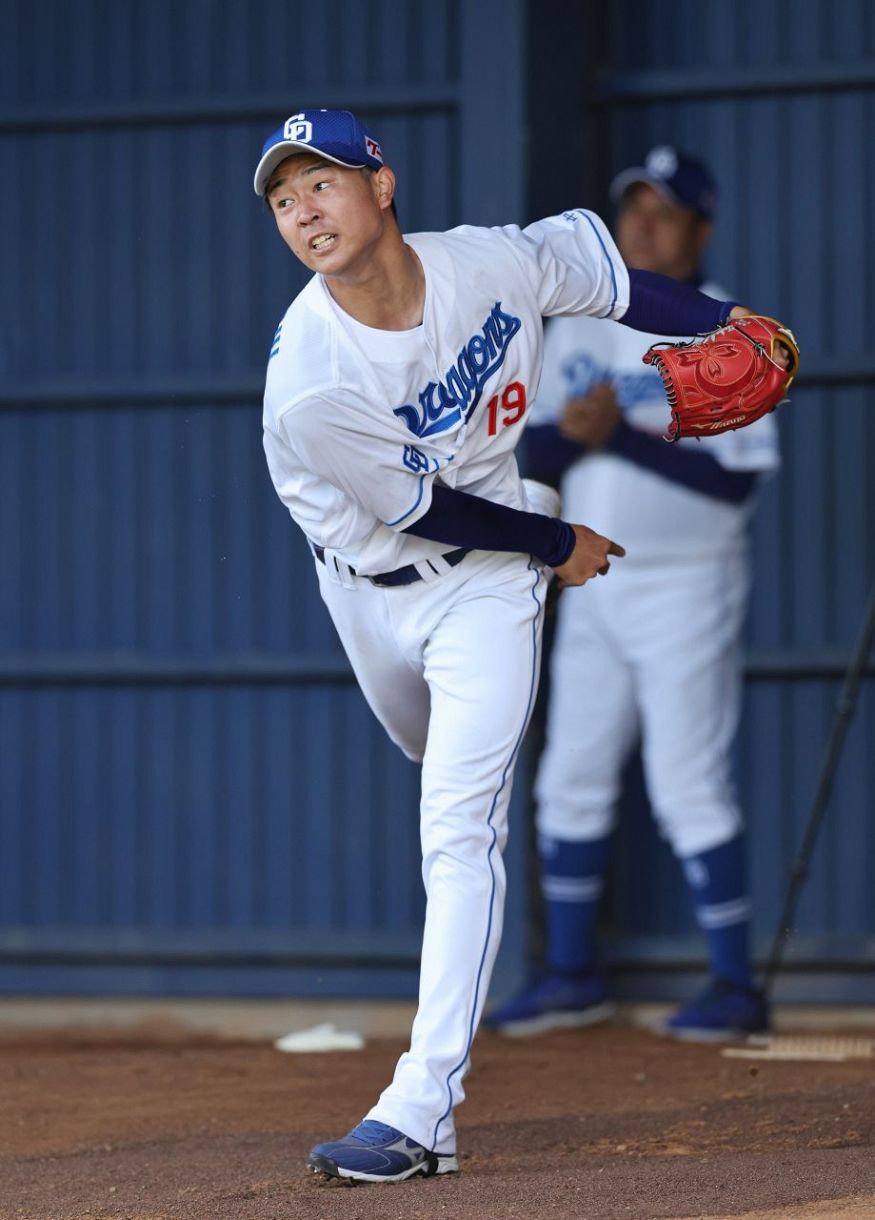 中日】高橋宏斗、初日からブルペン入り WBC公式球で32球「問題なく投げ