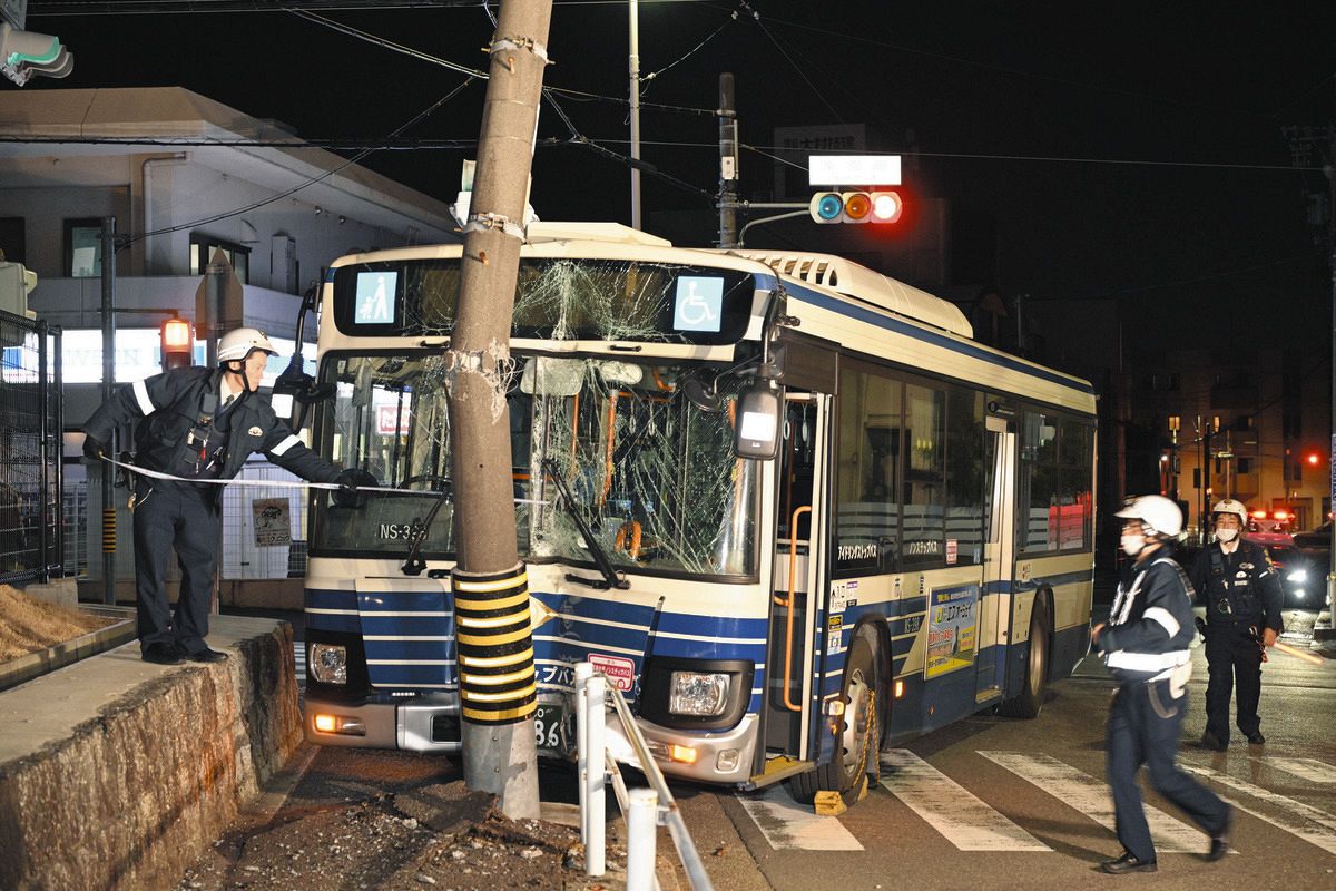 名古屋市バスが信号柱に突っ込む　乗客と運転手が軽傷、昭和区の交差点：中日新聞Web