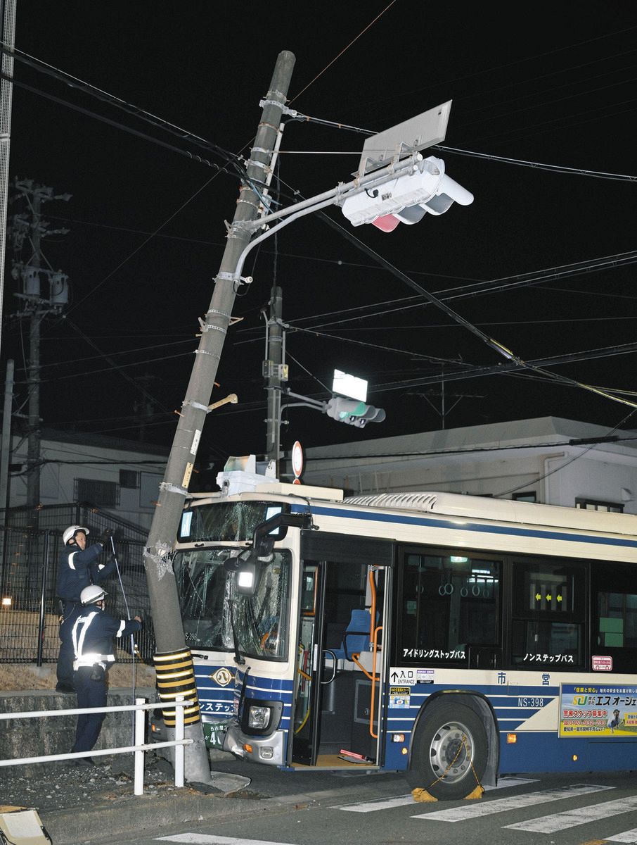 名古屋市バスが信号柱に突っ込む 昭和区の交差点「動き出したことは