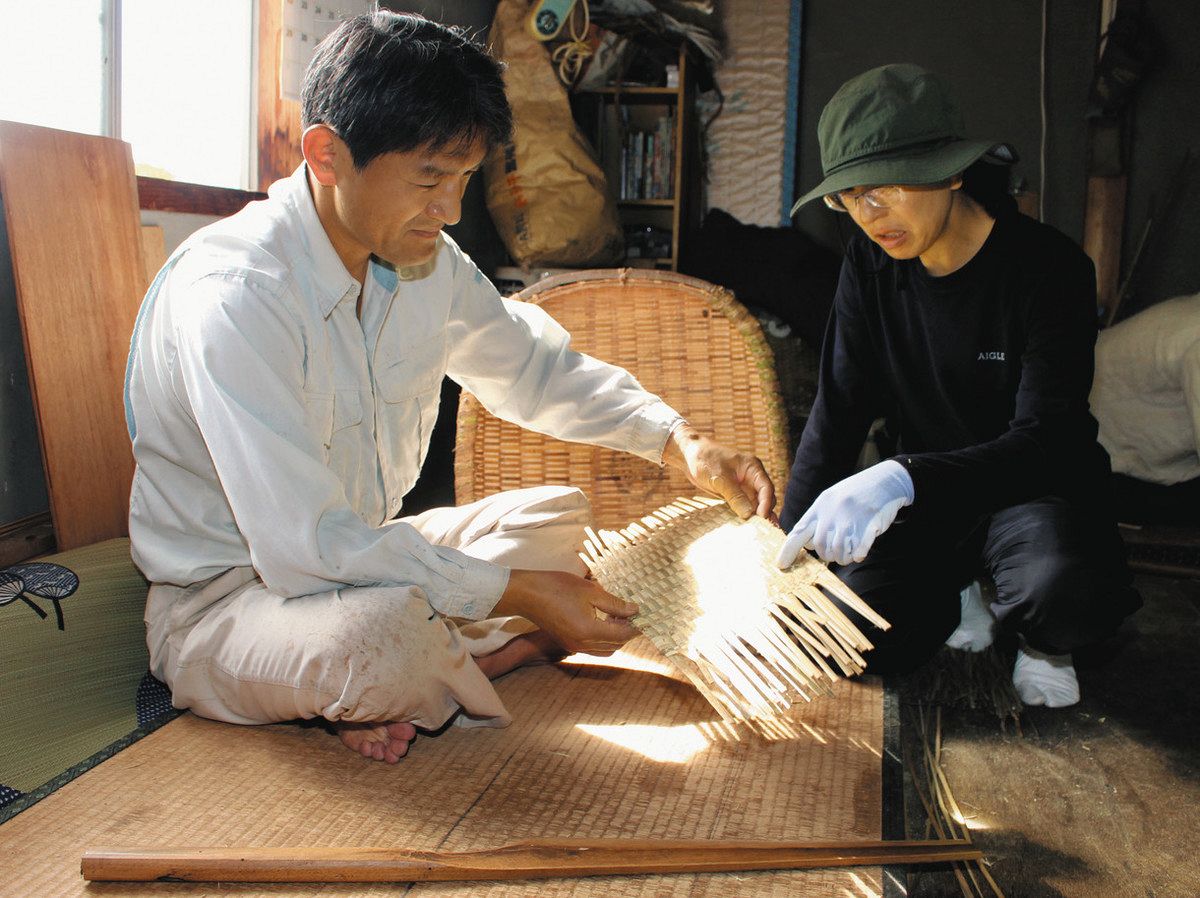 藤箕の製作技術を学ぶ参加者＝氷見市熊無で 