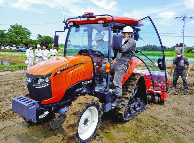 中央農高スマート農業学ぶ 自動で直進、種まき トラクターに試乗：北陸