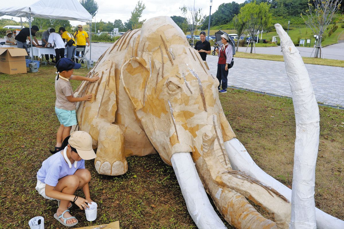 段ボールでマンモスできた！ 愛・地球博20祭、愛知県長久手市でワーク