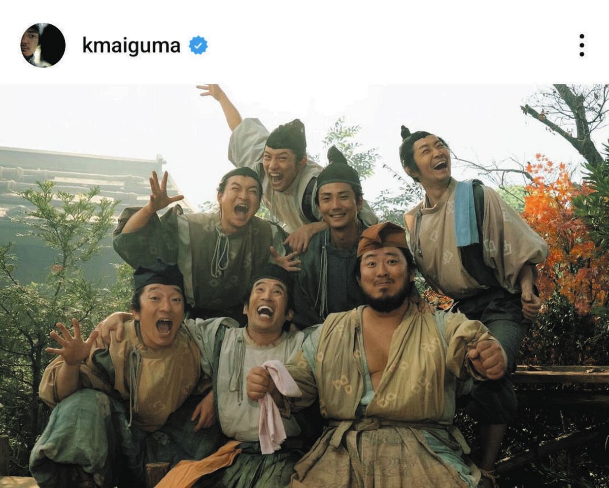 毎熊克哉が公開した散楽一座メンバーのオフショット【写真】:中日スポーツ・東京中日スポーツ