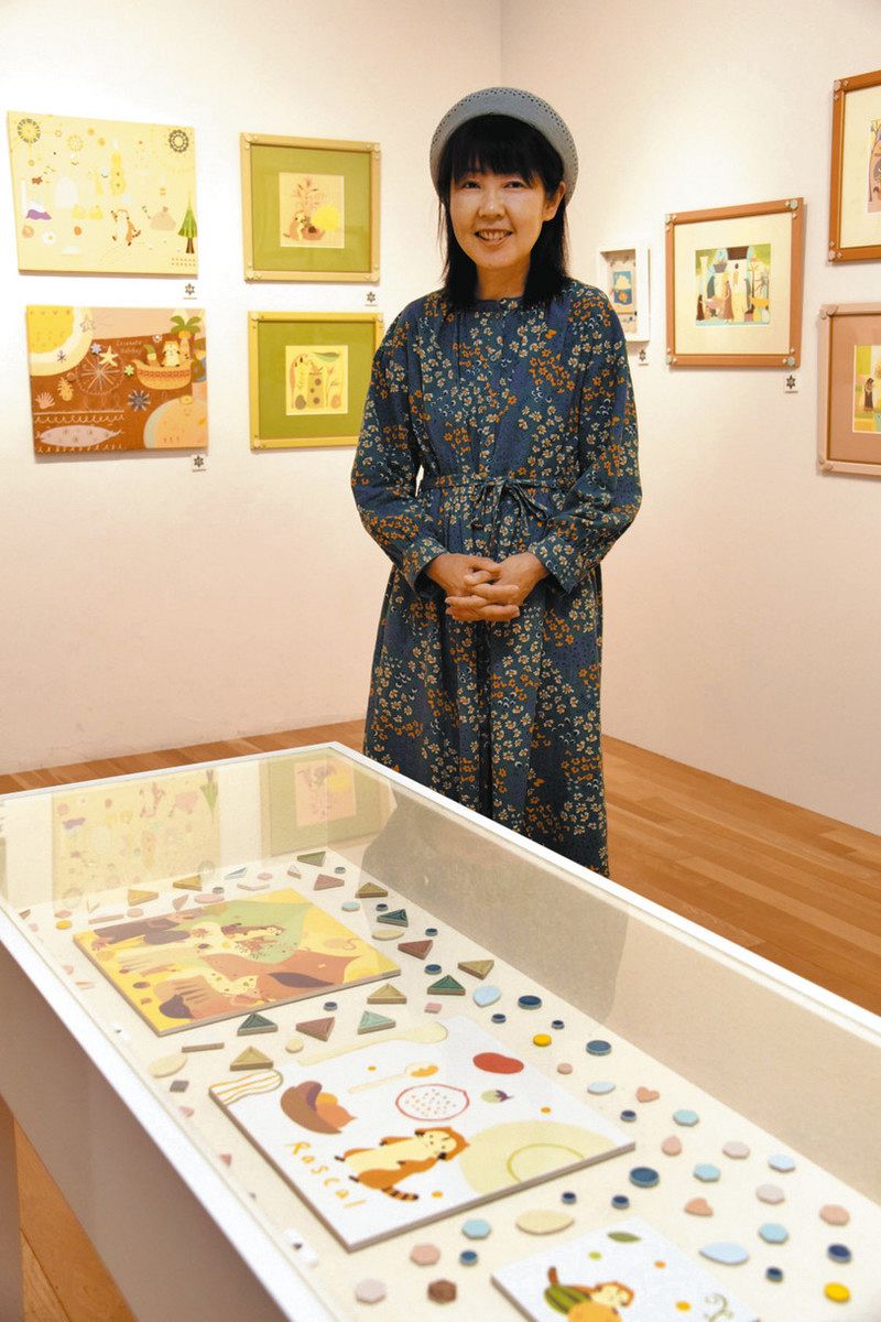 タイルを取り入れた絵画などを制作した永見さん＝多治見市笠原町で