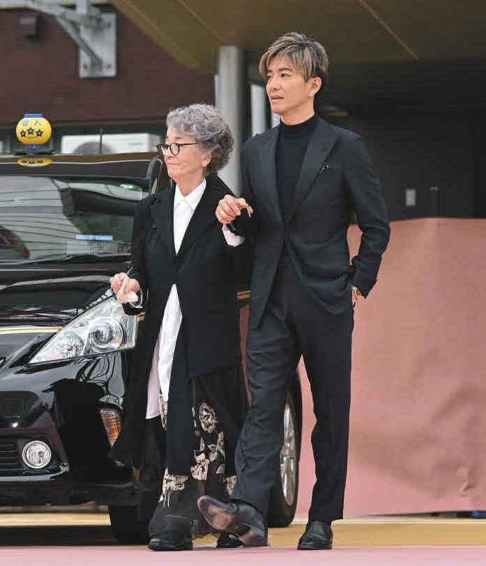 木村拓哉がタクシーを運転して登場、助手席の倍賞千恵子を華麗に